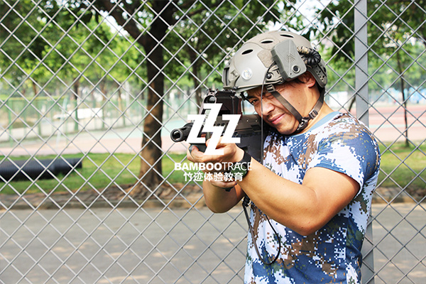 真人版吃雞，CS