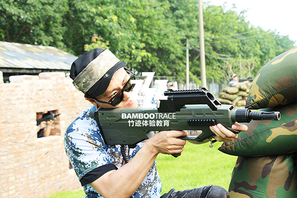 真人版吃雞，CS