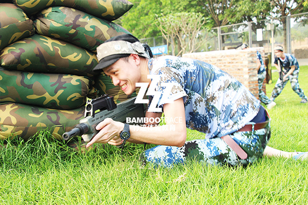 真人版吃雞，CS