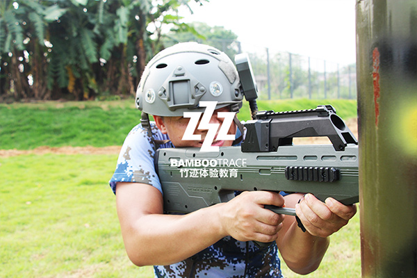 真人版吃雞，CS